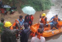 चिंतावागु नदी बनी चुनौती तो नगर सेना बनी सहारा, बोट से ग्रामीणों को सुरक्षित कराया पार चिंतावागु नदी बनी चुनौती तो नगर सेना बनी सहारा, बोट से ग्रामीणों को सुरक्षित कराया पार