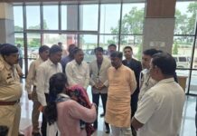 घायल जवानों से मिले वन मंत्री केदार कश्यप, बेहतर उपचार के दिए निर्देश घायल जवानों से मिले वन मंत्री केदार कश्यप, बेहतर उपचार के दिए निर्देश