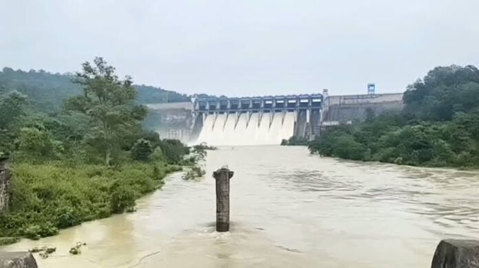सक्ती : मिनीमाता बांगो बांध के 7 गेट से पानी छोड़ा जा रहा...बांध के जलस्तर में 4 सेमी की गिरावट दर्ज