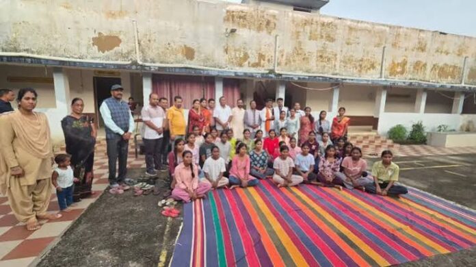 मंत्री रामविचार नेताम ने किया पोस्ट मैट्रिक आदिवासी कन्या छात्रावास का आकस्मिक निरीक्षण
