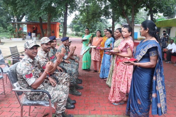 उत्तर बस्तर कांकेर : जिनसे कभी संघर्ष था, उन्हीं की कलाई पर बांधी राखी