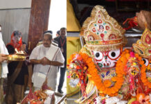 रक्षाबंधन पर राज्यपाल रमेन डेका ने भगवान जगन्नाथ के दर्शन कर बांधा रक्षासूत्र रक्षाबंधन पर राज्यपाल रमेन डेका ने भगवान जगन्नाथ के दर्शन कर बांधा रक्षासूत्र