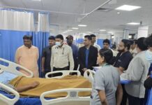 घायल जवानों से मिले वन मंत्री केदार कश्यप, बेहतर उपचार के दिए निर्देश घायल जवानों से मिले वन मंत्री केदार कश्यप, बेहतर उपचार के दिए निर्देश