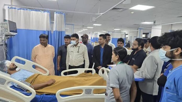 ashif copy घायल जवानों से मिले वन मंत्री केदार कश्यप, बेहतर उपचार के दिए निर्देश