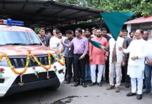 मुख्यमंत्री विष्णु देव साय ने धरसींवा विधानसभा को दी निःशुल्क एम्बुलेंस की सौगात मुख्यमंत्री विष्णु देव साय ने धरसींवा विधानसभा को दी निःशुल्क एम्बुलेंस की सौगात