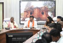 कवर्धा : उप मुख्यमंत्री एवं कवर्धा विधायक विजय शर्मा ने ली गौ सेवकों एवं अधिकारियों की बैठक कवर्धा : उप मुख्यमंत्री एवं कवर्धा विधायक विजय शर्मा ने ली गौ सेवकों एवं अधिकारियों की बैठक