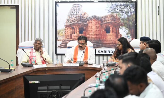 कवर्धा : उप मुख्यमंत्री एवं कवर्धा विधायक विजय शर्मा ने ली गौ सेवकों एवं अधिकारियों की बैठक