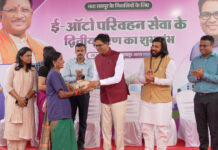 सेवा की कहानी : कभी कर्ज की चिंता, आज आत्मनिर्भरता की राह पर रेशम सेवा की कहानी : कभी कर्ज की चिंता, आज आत्मनिर्भरता की राह पर रेशम
