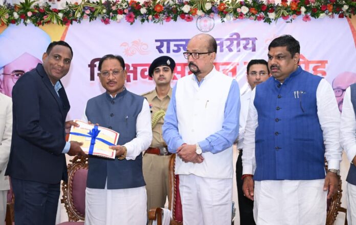 AI के युग में शिक्षक बनें विद्यार्थियों के मार्गदर्शक, तकनीक के विवेकपूर्ण उपयोग की दें सीख : राज्यपाल डेका