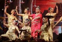 बिलासपुर की श्वेता नायक एंड ग्रुप ने कुचिपुड़ी नृत्य से मोहा दर्शकों का मन बिलासपुर की श्वेता नायक एंड ग्रुप ने कुचिपुड़ी नृत्य से मोहा दर्शकों का मन