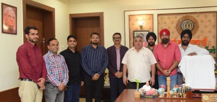 छत्तीसगढ़ ट्रेवल एंड टूरिज्म एसोसिएशन के प्रतिनिधिमंडल ने पर्यटन मंत्री राजेश अग्रवाल से की सौजन्य भेंट
