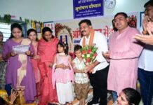 फूल लेकर आए नन्हे कदम, उप मुख्यमंत्री ने बच्चों को गोद में उठाया, बच्चों की मासूमियत ने जीता दिल फूल लेकर आए नन्हे कदम, उप मुख्यमंत्री ने बच्चों को गोद में उठाया, बच्चों की मासूमियत ने जीता दिल