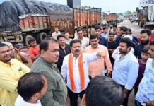 कवर्धा : उप मुख्यमंत्री विजय शर्मा ने ट्रांसपोर्ट नगर का किया निरीक्षण…ट्रक मालिक संघ के प्रतिनिधियों से की चर्चा कवर्धा : उप मुख्यमंत्री विजय शर्मा ने ट्रांसपोर्ट नगर का किया निरीक्षण...ट्रक मालिक संघ के प्रतिनिधियों से की चर्चा