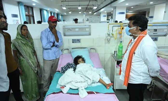 उप मुख्यमंत्री विजय शर्मा ने एम्स रायपुर में महाराष्ट्र सड़क हादसे के घायलों से की मुलाकात