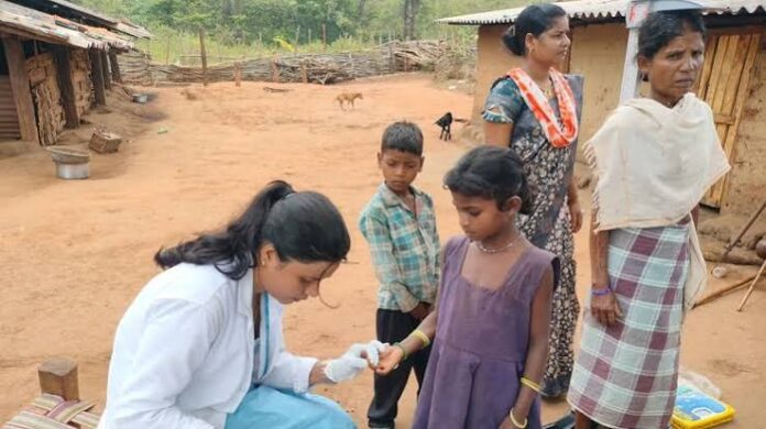 11 किमी की राह पार कर लोहागांव पहुंची स्वास्थ्य टीम, 62 ग्रामीणों की जांच