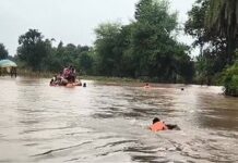 उफनती नदी में चट्टान पर फंसे ग्रामीण का डीडीआरएफ टीम ने किया सुरक्षित रेस्क्यू उफनती नदी में चट्टान पर फंसे ग्रामीण का डीडीआरएफ टीम ने किया सुरक्षित रेस्क्यू