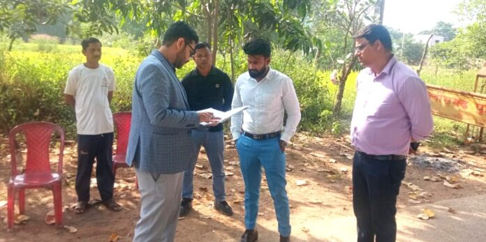 2 कलेक्टर लंगेह धान खरीदी के पूर्व तैयारियों का जायजा लेने अंतर्राज्यीय चेक पोस्ट सिंघोड़ा एवं रेहटीखोल पहुंचे