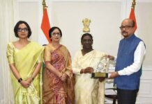 राष्ट्रपति द्रौपदी मुर्मु को राज्यपाल रमेन डेका ने भेंट की पहाड़ी मैना की प्रतिकृति राष्ट्रपति द्रौपदी मुर्मु को राज्यपाल रमेन डेका ने भेंट की पहाड़ी मैना की प्रतिकृति