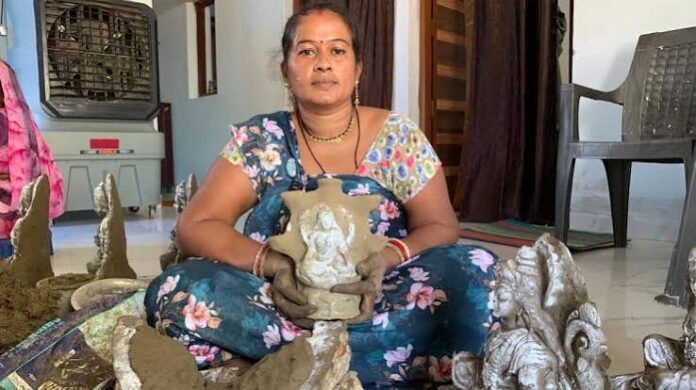 ashif copy महतारी वंदन से माधुरी के हुनर को मिला संबल, दीपावली के लिए गढ़ रहीं मिट्टी के दीये