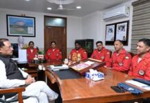मुख्यमंत्री विष्णु देव साय से भारतीय वायु सेना की सारंग हेलीकॉप्टर डिस्प्ले टीम ने की सौजन्य मुलाकात मुख्यमंत्री विष्णु देव साय से भारतीय वायु सेना की सारंग हेलीकॉप्टर डिस्प्ले टीम ने की सौजन्य मुलाकात