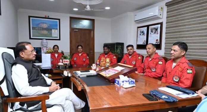 मुख्यमंत्री विष्णु देव साय से भारतीय वायु सेना की सारंग हेलीकॉप्टर डिस्प्ले टीम ने की सौजन्य मुलाकात
