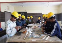 बस्तर के युवाओं को कौशल प्रशिक्षण से मिल रही आत्मनिर्भरता की नई राह बस्तर के युवाओं को कौशल प्रशिक्षण से मिल रही आत्मनिर्भरता की नई राह
