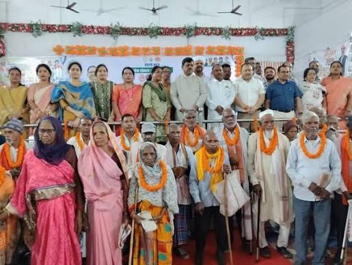 ashif copy एमसीबी : मेगा स्वास्थ्य शिविर में बुजुर्गों का सम्मान, बांटे सहायक उपकरण