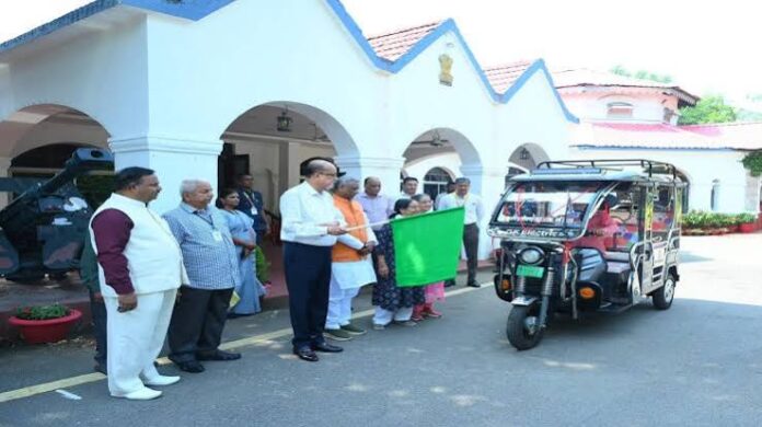 राज्यपाल डेका द्वारा बाल कल्याण परिषद को ई रिक्शा प्रदत्त