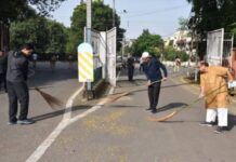 राज्यपाल डेका ने गांधी जयंती पर की साफ-सफाई राज्यपाल डेका ने गांधी जयंती पर की साफ-सफाई