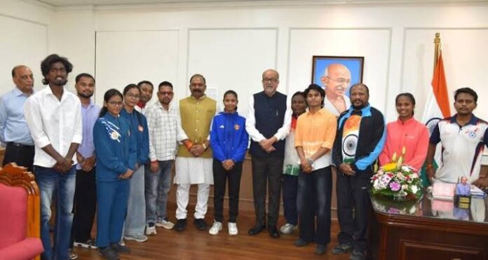 ashif copy राज्यपाल रमेन डेका से प्रदेश के उत्कृष्ट खिलाड़ियों ने की सौजन्य भेंट